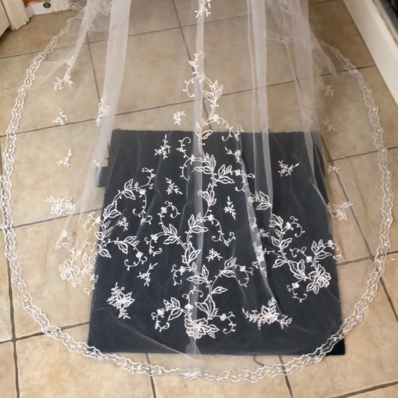 Oleg Cassini Wedding Dress 👰 - Picture 4 of 8